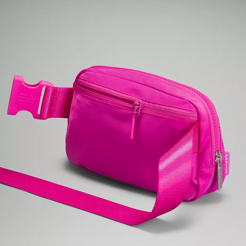 Lululemon Everywhere Belt Bag Crossbody Bag Sonic Pink Casual Athletic NWT - Picture 5 of 7